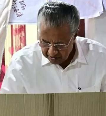 கேரள உள்ளாட்சித் தேர்தல்: முதல்வர் பினராய் விஜயன் வாக்களித்தார்